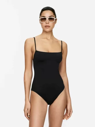 Badedragt med firkantet hals