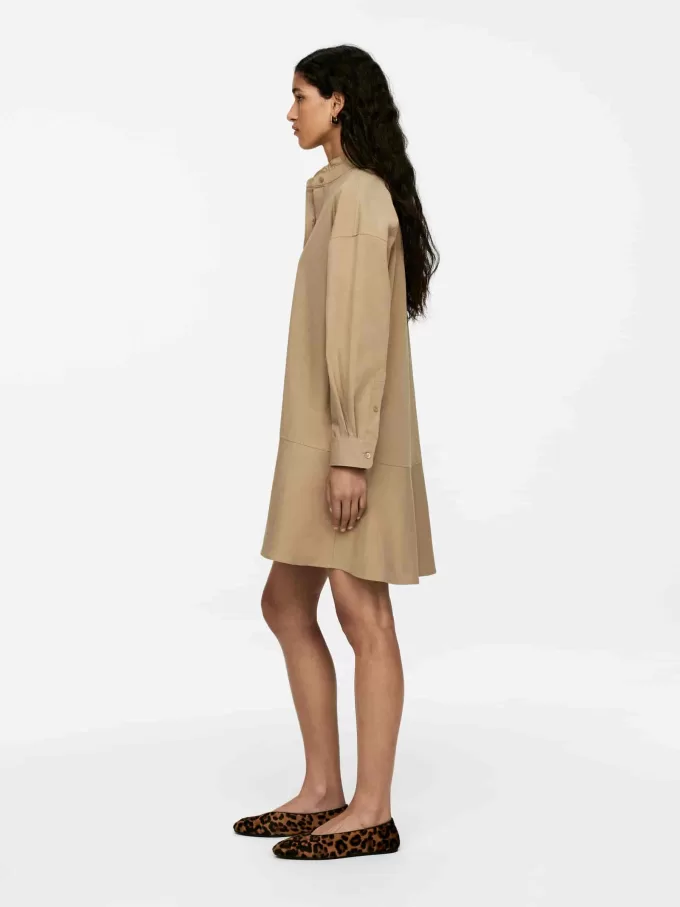 Bomuldskjole med flæsedetaljer