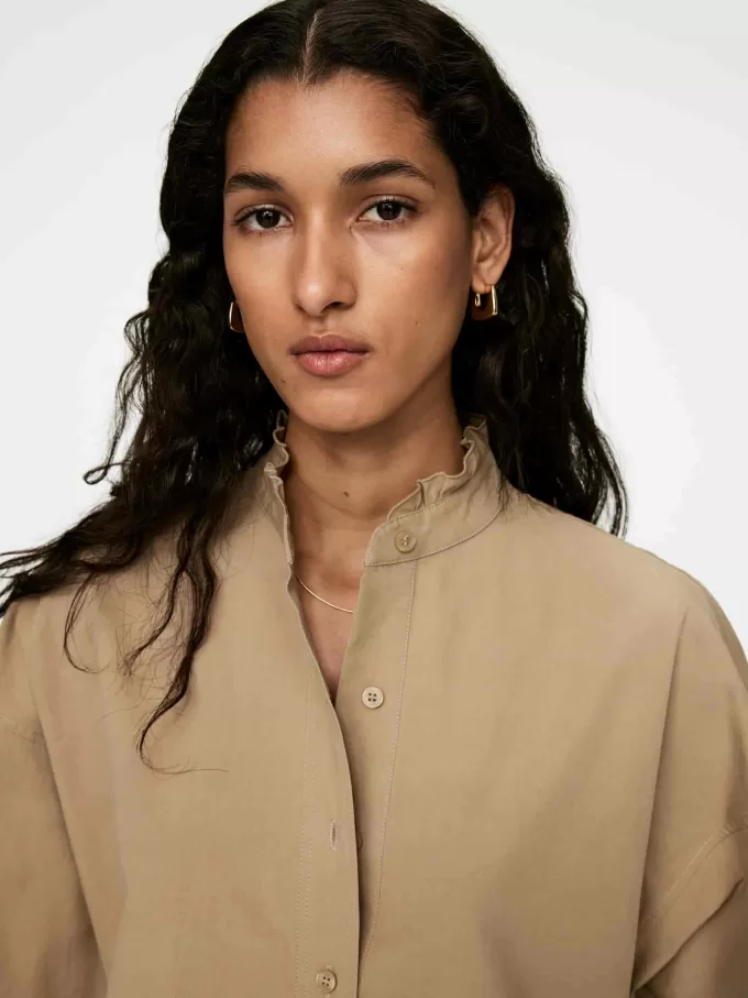 Bomuldskjole med flæsedetaljer