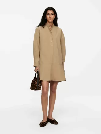 Bomuldskjole med flæsedetaljer