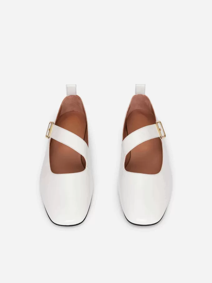 Balletlejligheder i lakeret læder Balletlejligheder i lakeret læder