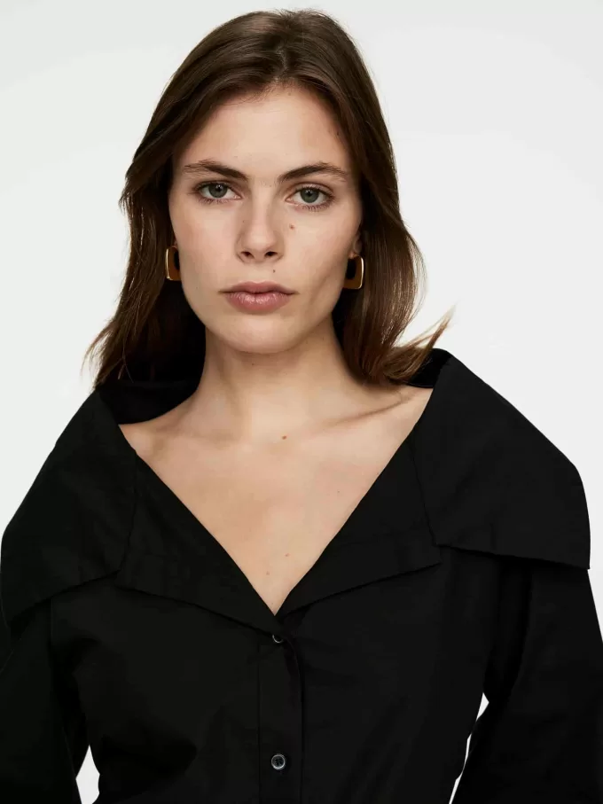 Bluse med bred krave