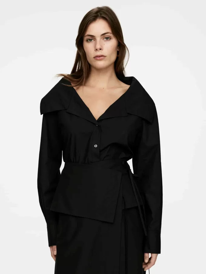 Bluse med bred krave