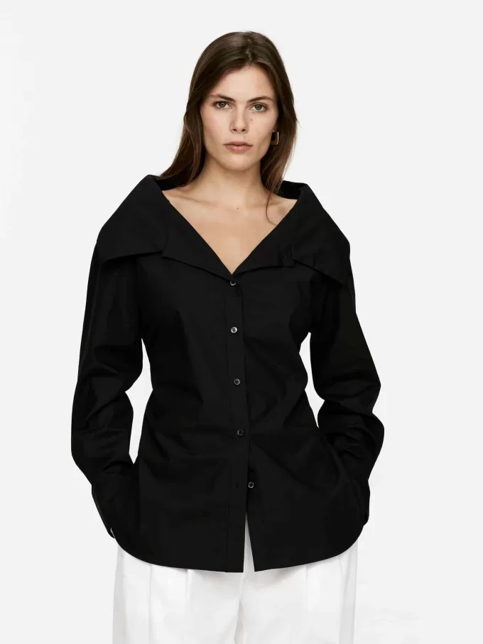 Bluse med bred krave