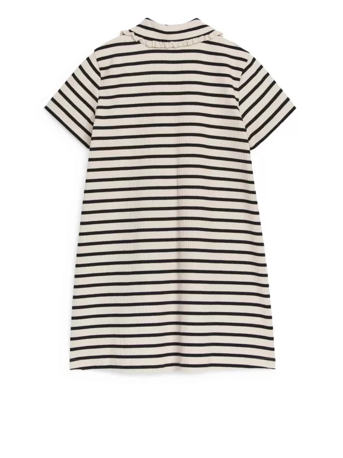 Kjole med flæsekrave