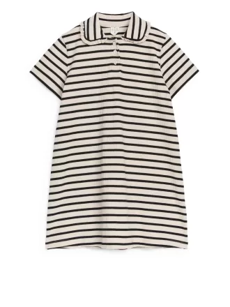 Kjole med flæsekrave