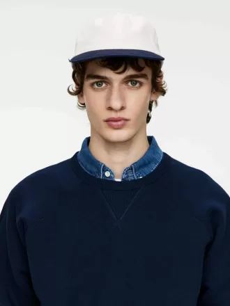 Kontrastfarvet hætte