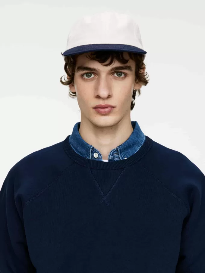 Kontrastfarvet hætte