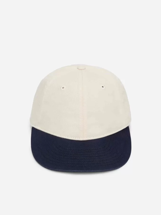 Kontrastfarvet hætte