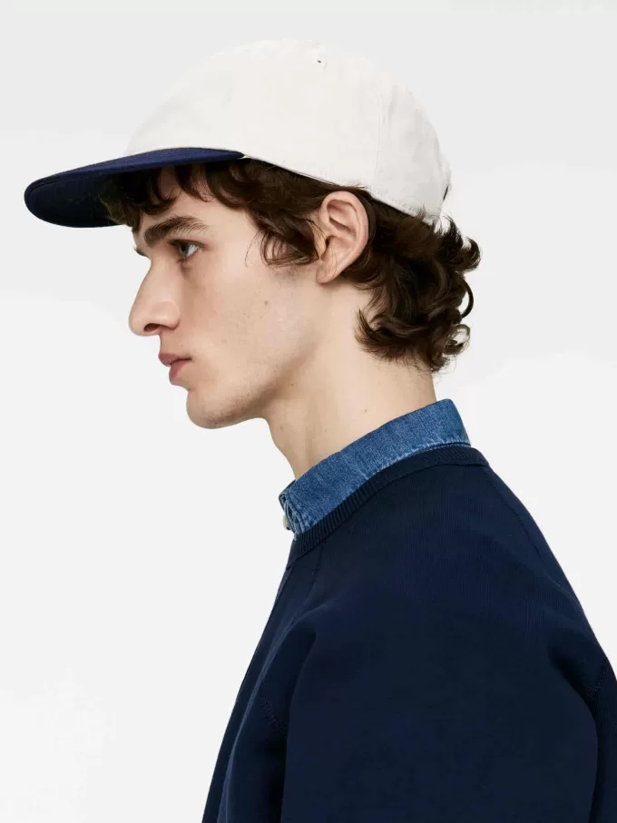 Kontrastfarvet hætte