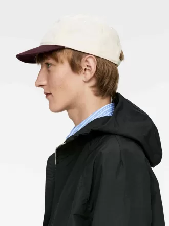 Kontrastfarvet hætte