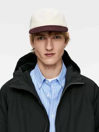 Kontrastfarvet hætte