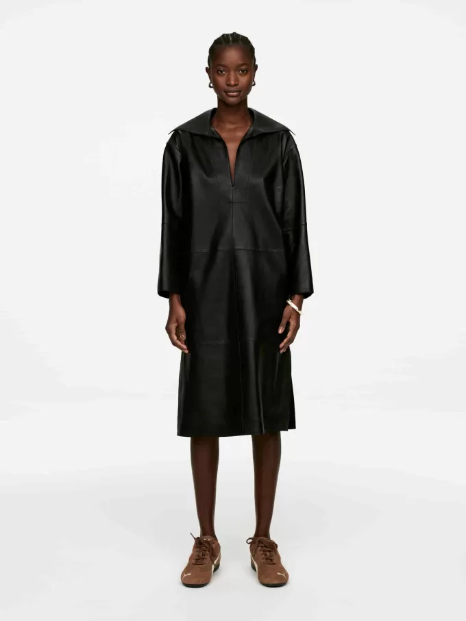 Læderkjole med åben krave Læderkjole med åben krave