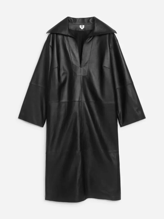 Læderkjole med åben krave Læderkjole med åben krave