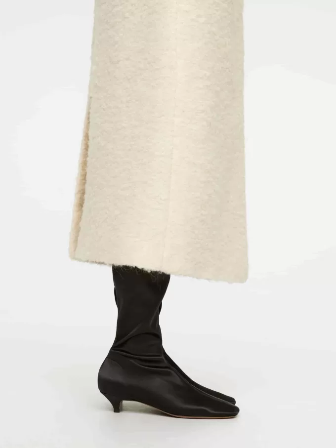 Over-knæet satinsøvler