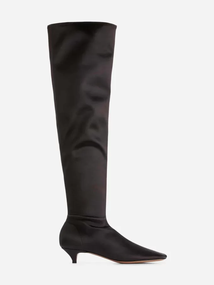 Over-knæet satinsøvler