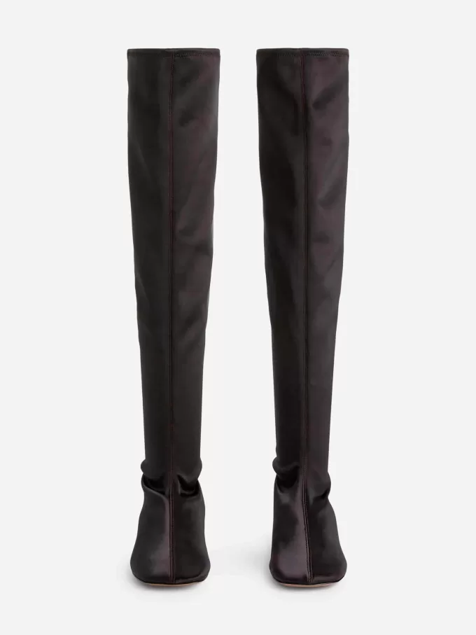 Over-knæet satinsøvler