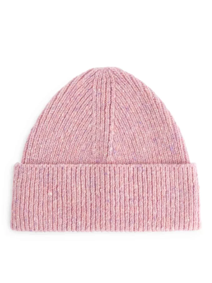 Ribbet beanie i uldblanding Ribbet beanie i uldblanding