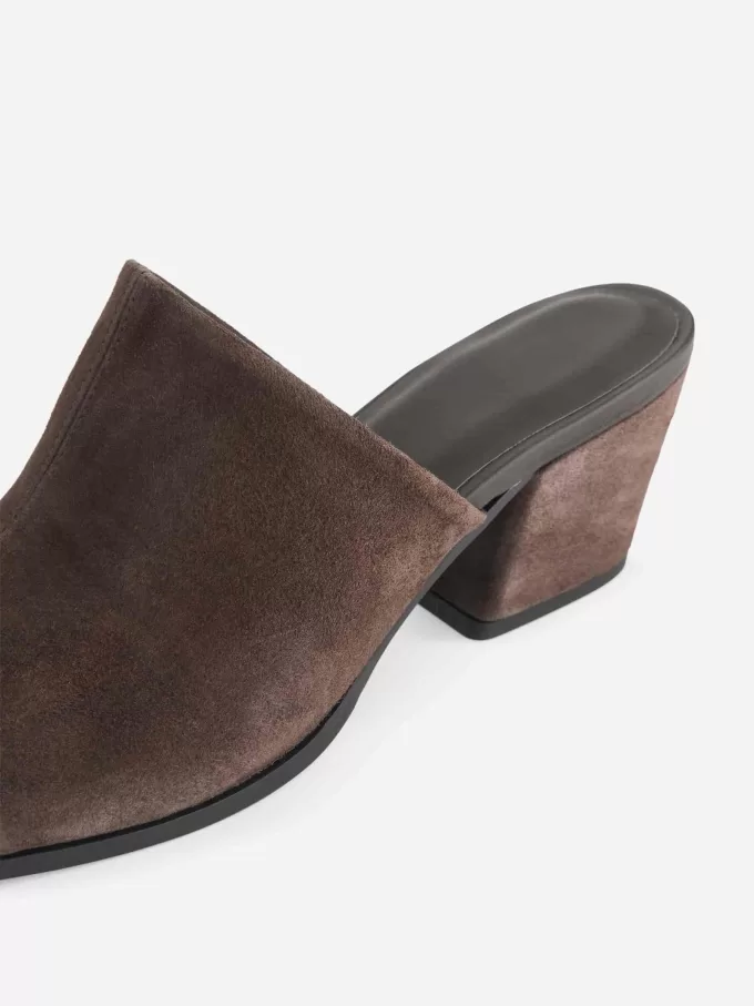 Sandaler i ruskind med mellemhæl