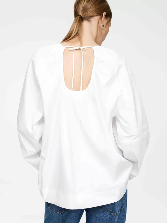 Scoop-Back Bluse