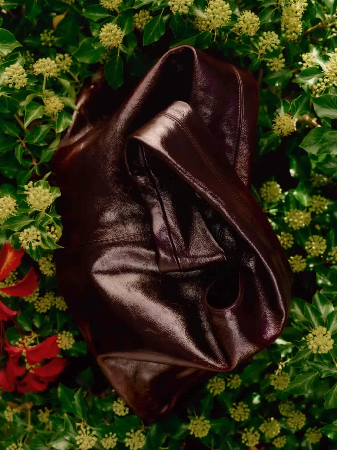 Skinnende lædertaske