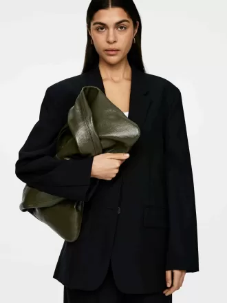 Skinnende lædertaske